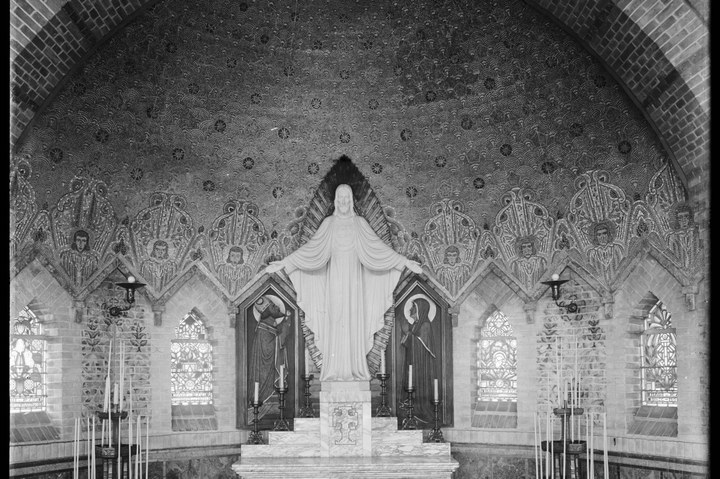 Glasnegatief van foto van producten uit de Cuypers' Kunstwerkplaatsen: "H. Hartaltaar in de kerk van de Martelaren van Gorcum in Den Haag".