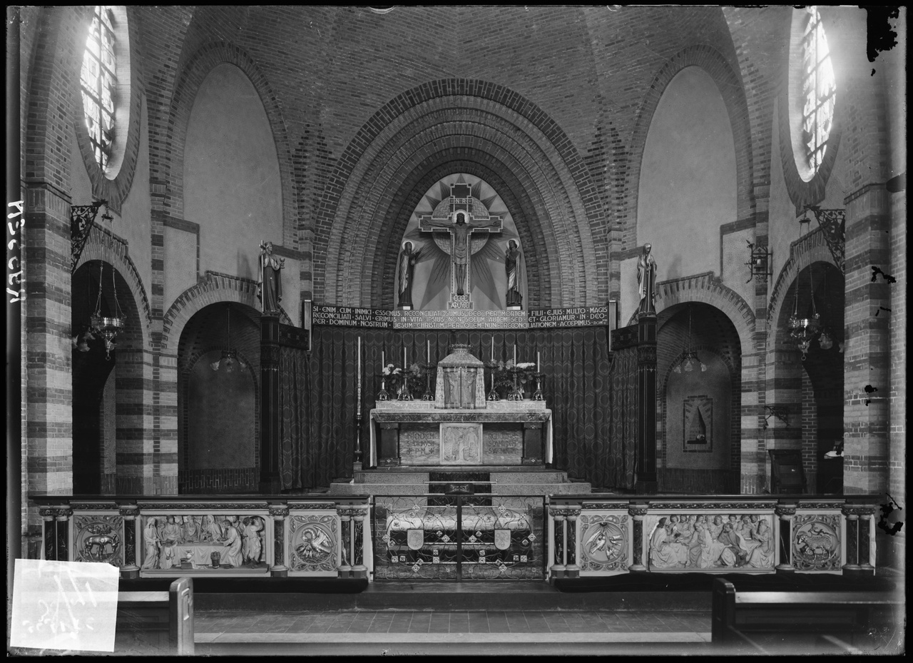 Glasnegatief van foto van producten uit de Cuypers' Kunstwerkplaatsen: "Altaar uit kerk te Rijssen".