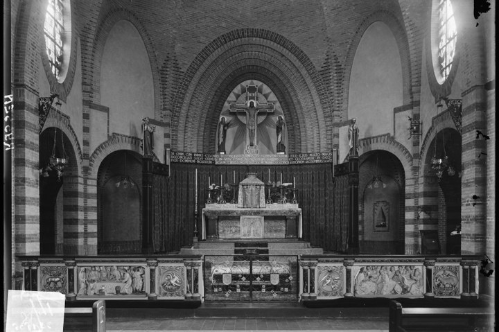 Glasnegatief van foto van producten uit de Cuypers' Kunstwerkplaatsen: "Altaar uit kerk te Rijssen".