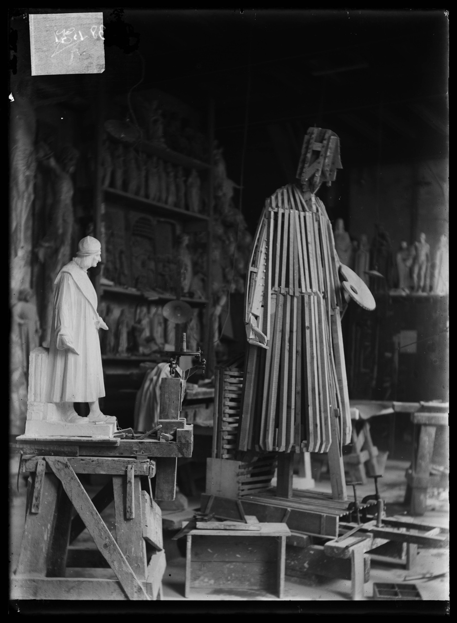 Glasnegatief van foto van producten uit de Cuypers' Kunstwerkplaatsen: "Een groot beeld in opbouw".