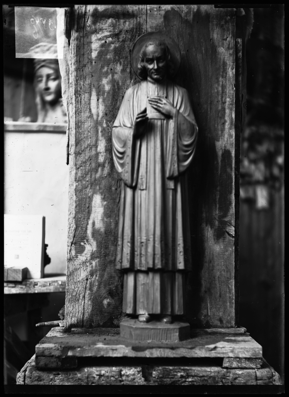 Glasnegatief van foto van producten uit de Cuypers' Kunstwerkplaatsen: "Beeld van een priester met aureool".