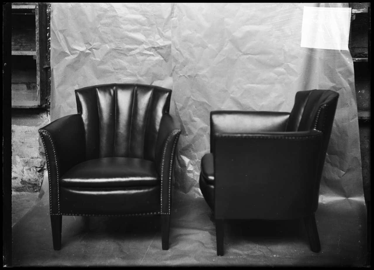 Glasnegatief van foto van producten uit de Cuypers' Kunstwerkplaatsen: "Twee lederen fauteuils".