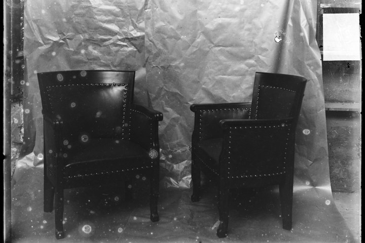 Glasnegatief van foto van producten uit de Cuypers' Kunstwerkplaatsen: "Twee lederen fauteuils".