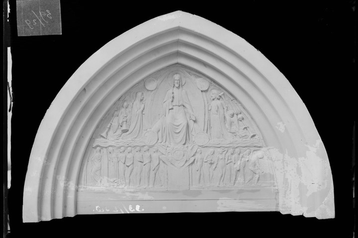 Glasnegatief van foto van producten uit de Cuypers' Kunstwerkplaatsen: "Tympaan met Christus als centrale figuur".