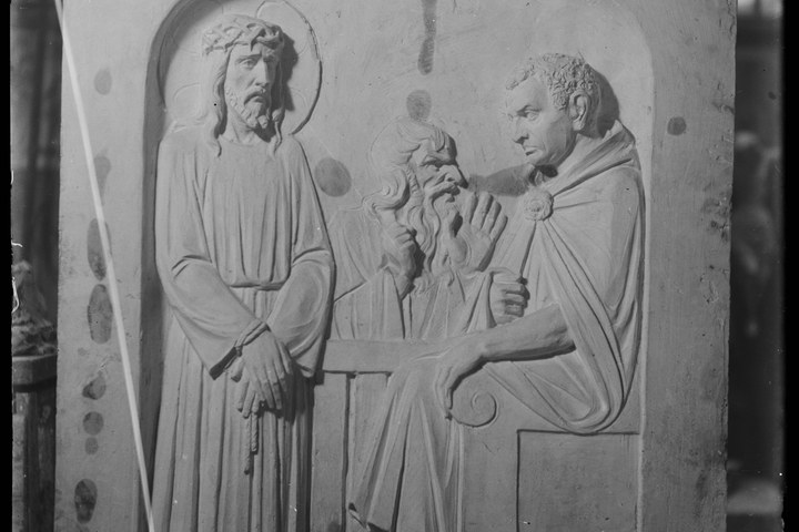 Glasnegatief van foto van producten uit de Cuypers' Kunstwerkplaatsen: "Christus wordt ter dood veroordeeld".
