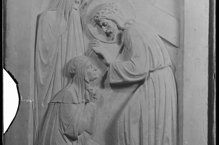 Glasnegatief van foto van producten uit de Cuypers' Kunstwerkplaatsen: "Jezus ontmoet de wenende vrouwen".