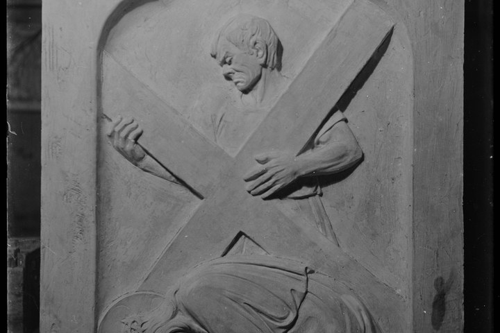 Glasnegatief van foto van producten uit de Cuypers' Kunstwerkplaatsen: "Jezus valt onder het kruis".