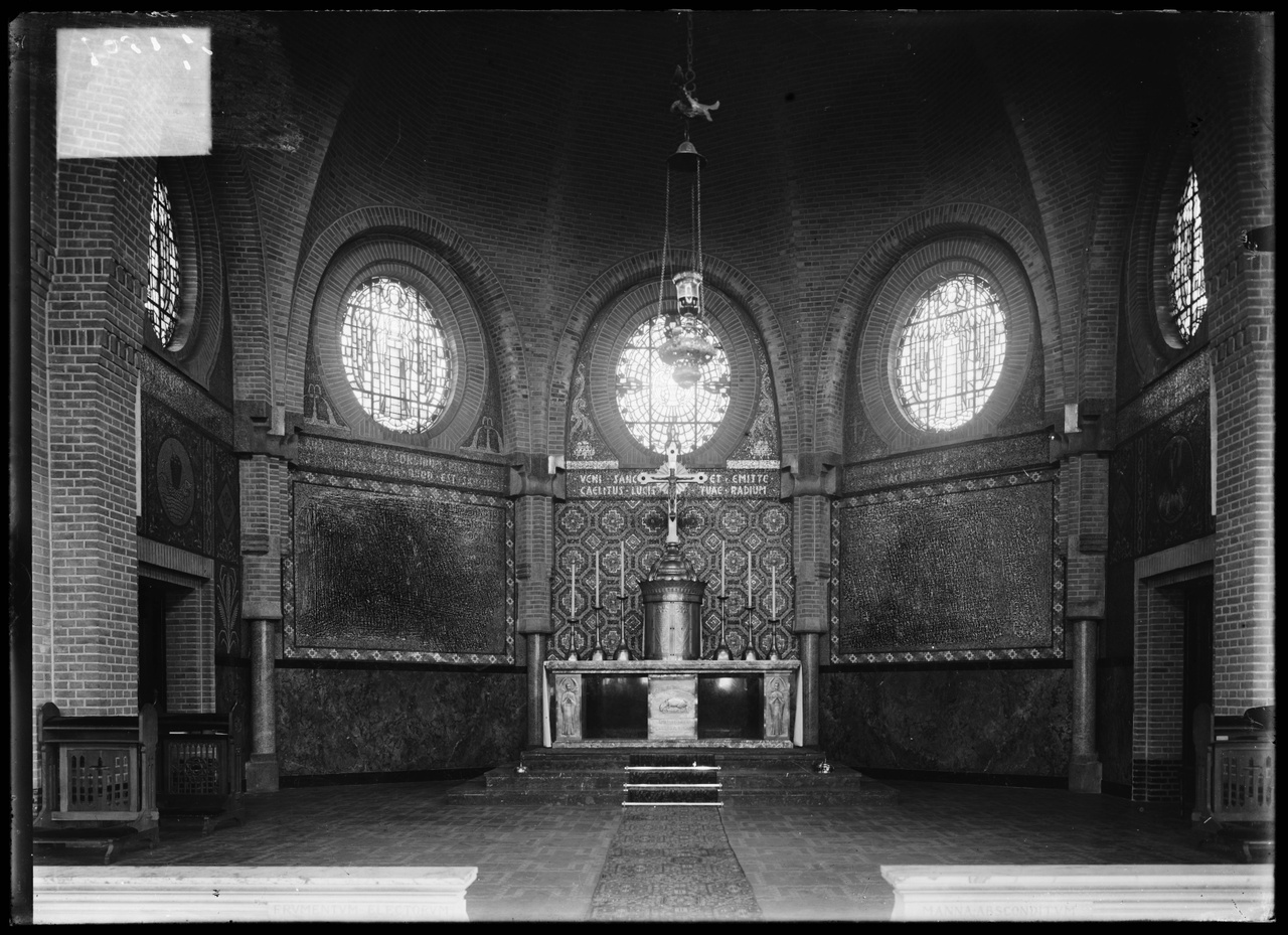 Glasnegatief van foto van producten uit de Cuypers' Kunstwerkplaatsen: "Foto van een kerkinterieur met altaar".