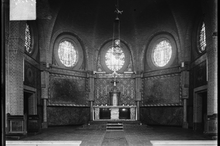 Glasnegatief van foto van producten uit de Cuypers' Kunstwerkplaatsen: "Foto van een kerkinterieur met altaar".