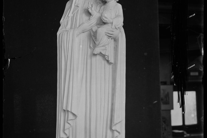 Glasnegatief van foto van producten uit de Cuypers' Kunstwerkplaatsen: "Maria met kind".