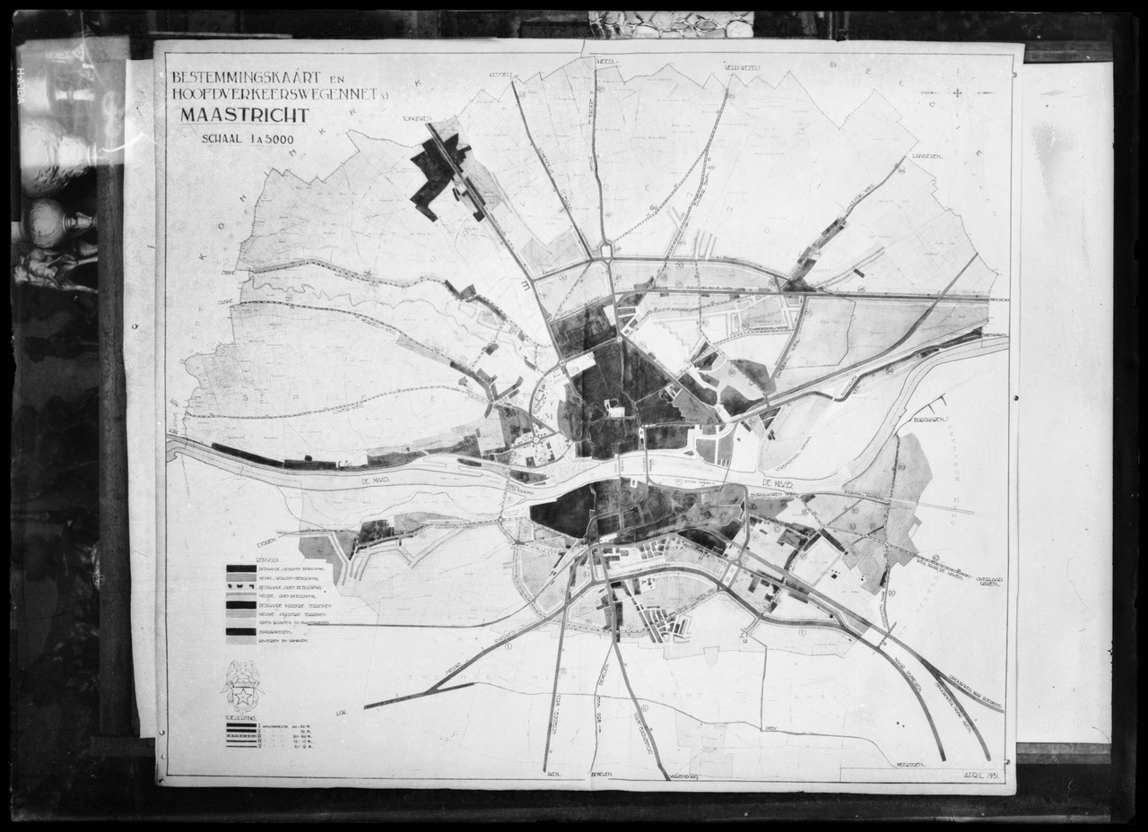 Glasnegatief van foto van producten uit de Cuypers' Kunstwerkplaatsen: "Foto van plattegrond van Maastricht".