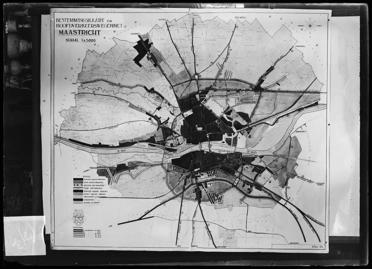 Glasnegatief van foto van producten uit de Cuypers' Kunstwerkplaatsen: "Foto van plattegrond van Maastricht".