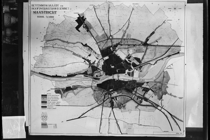 Glasnegatief van foto van producten uit de Cuypers' Kunstwerkplaatsen: "Foto van plattegrond van Maastricht".
