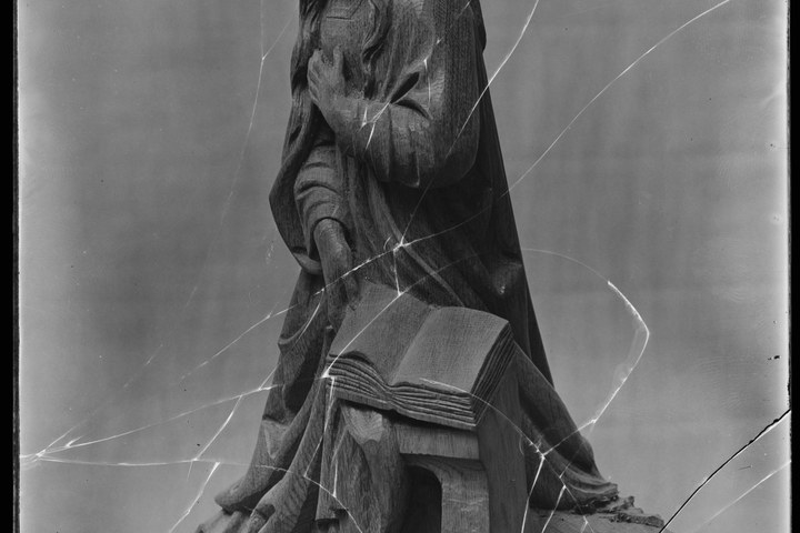 Glasnegatief van foto van producten uit de Cuypers' Kunstwerkplaatsen: "Foto van beeld van vrouwelijke heilige met boek".