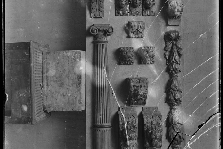 Glasnegatief van foto van producten uit de Cuypers' Kunstwerkplaatsen: "Foto van diverse ornamenten".