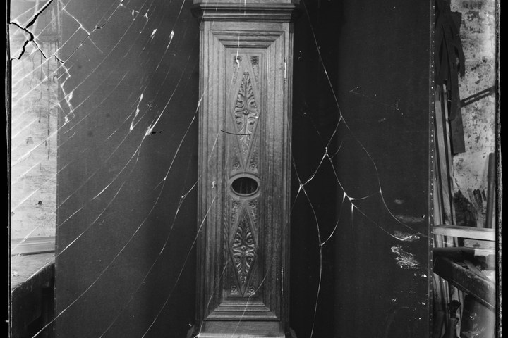 Glasnegatief van foto van producten uit de Cuypers' Kunstwerkplaatsen: "Foto van een staande klok".