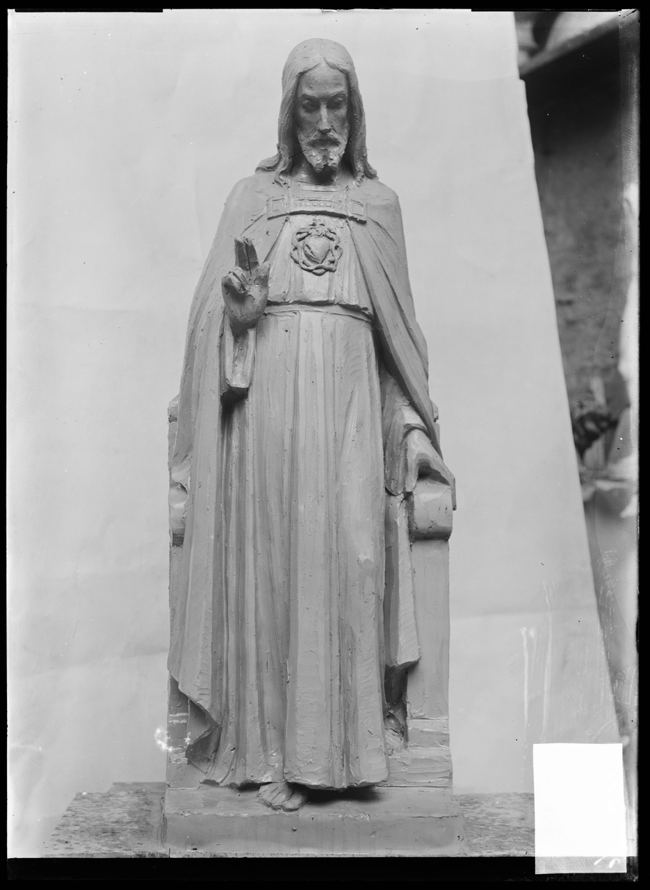 Glasnegatief van foto van producten uit de Cuypers' Kunstwerkplaatsen: "H. Hartbeeld staande voor een bidbankje".