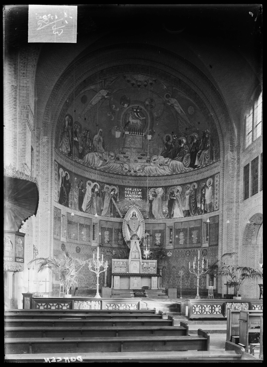 Glasnegatief van foto van producten uit de Cuypers' Kunstwerkplaatsen: "Priesterkoor in de Laurentiuskerk in Dongen".