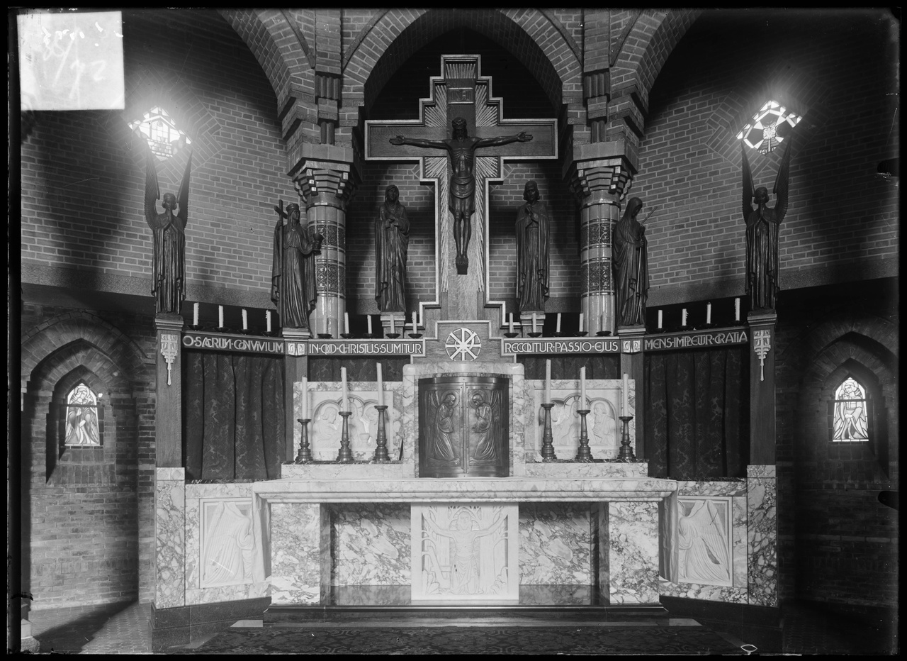 Glasnegatief van foto van producten uit de Cuypers' Kunstwerkplaatsen: "Foto van het hoofdaltaar in de kerk van de H.H. Martelaren van Gorkum in De Haag".