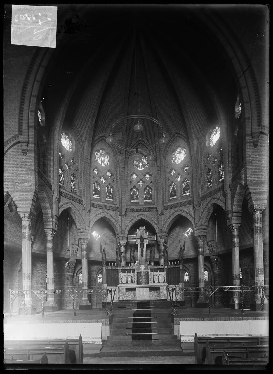 Glasnegatief van foto van producten uit de Cuypers' Kunstwerkplaatsen: "Foto van een kerkinterieur met daarop ook het hoofdaltaar van de kerk H.H. Martelaren van Gorcum in De Haag.".