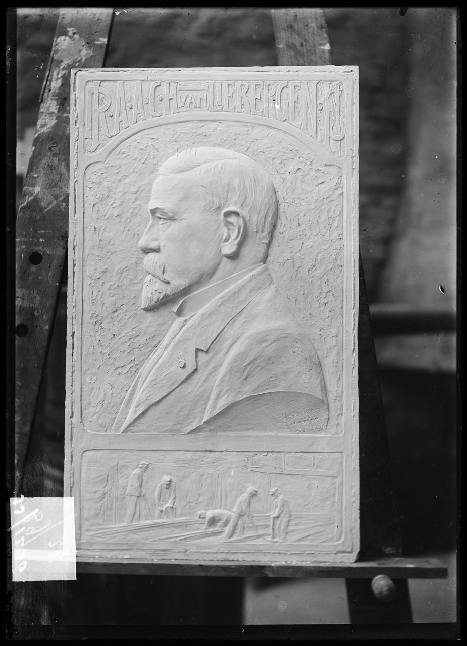 Glasnegatief van foto van producten uit de Cuypers' Kunstwerkplaatsen: "Plaquette van Ir. A.A.C.H. van Liebergen".