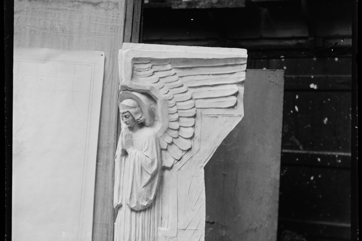 Glasnegatief van foto van producten uit de Cuypers' Kunstwerkplaatsen: "Foto van een engel op een steunornament".