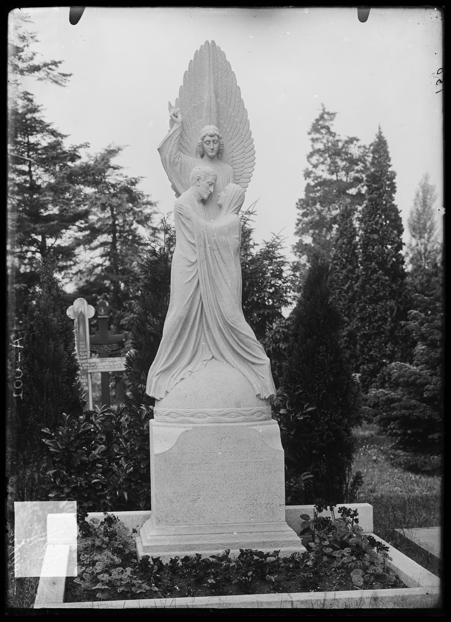 Glasnegatief van foto van producten uit de Cuypers' Kunstwerkplaatsen: "Foto van een grafmonument".