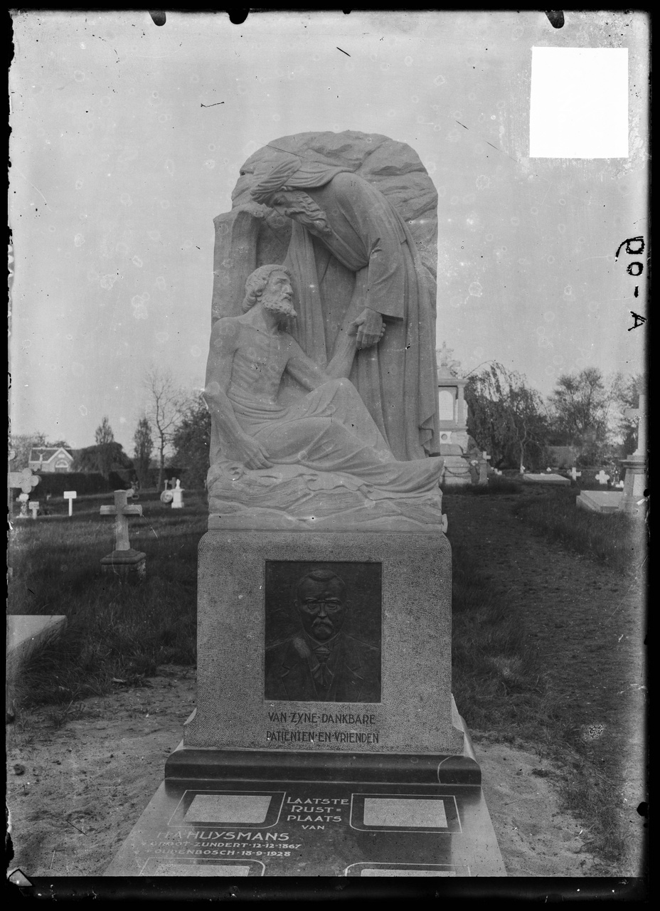 Glasnegatief van foto van producten uit de Cuypers' Kunstwerkplaatsen: "Foto van een grafmonument".