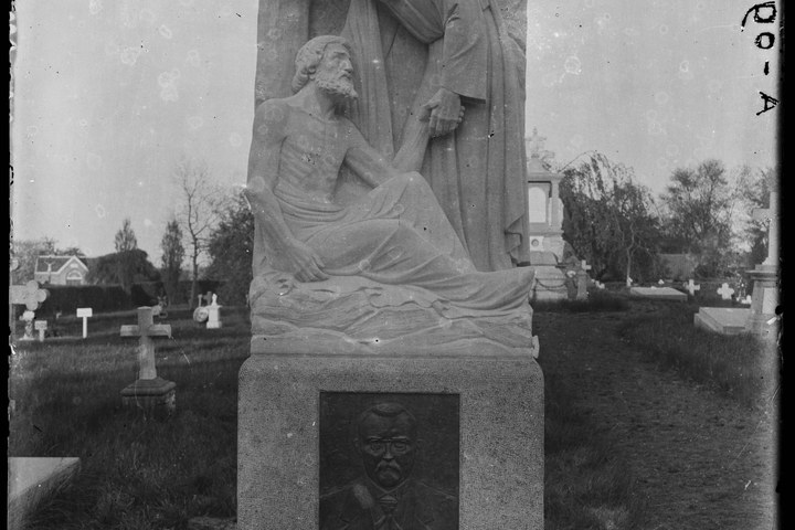 Glasnegatief van foto van producten uit de Cuypers' Kunstwerkplaatsen: "Foto van een grafmonument".