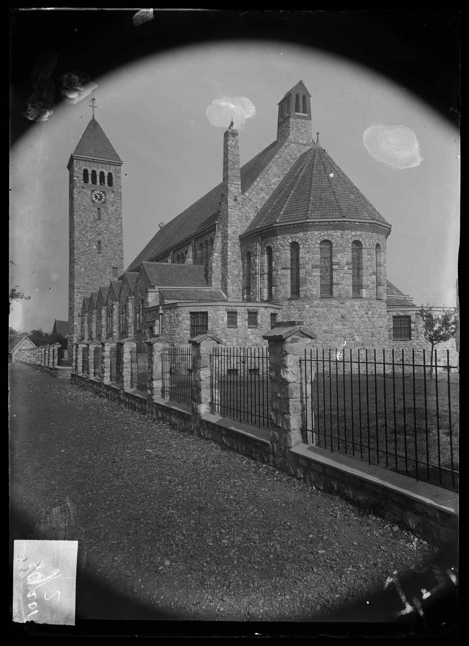 Glasnegatief van foto van producten uit de Cuypers' Kunstwerkplaatsen: "Foto van een kerkje".