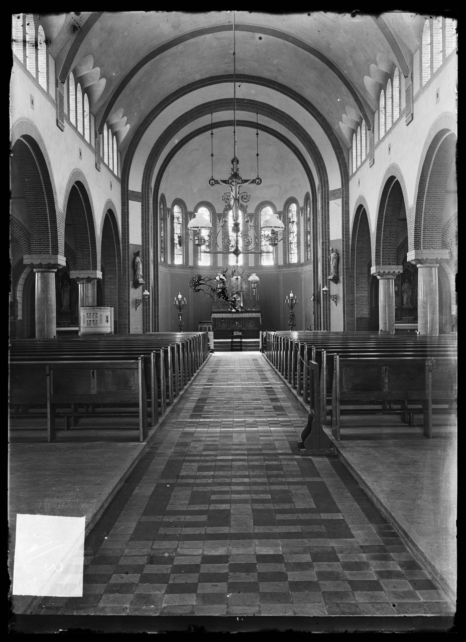 Glasnegatief van foto van producten uit de Cuypers' Kunstwerkplaatsen: "Foto van een kerkinterieur.".