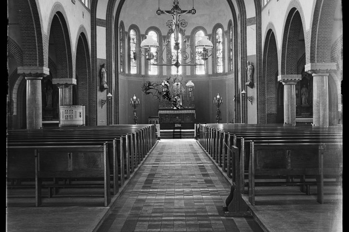 Glasnegatief van foto van producten uit de Cuypers' Kunstwerkplaatsen: "Foto van een kerkinterieur.".