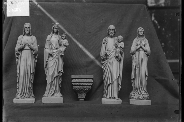 Glasnegatief van foto van producten uit de Cuypers' Kunstwerkplaatsen: "Foto van enkele heiligenbeelden en een console".