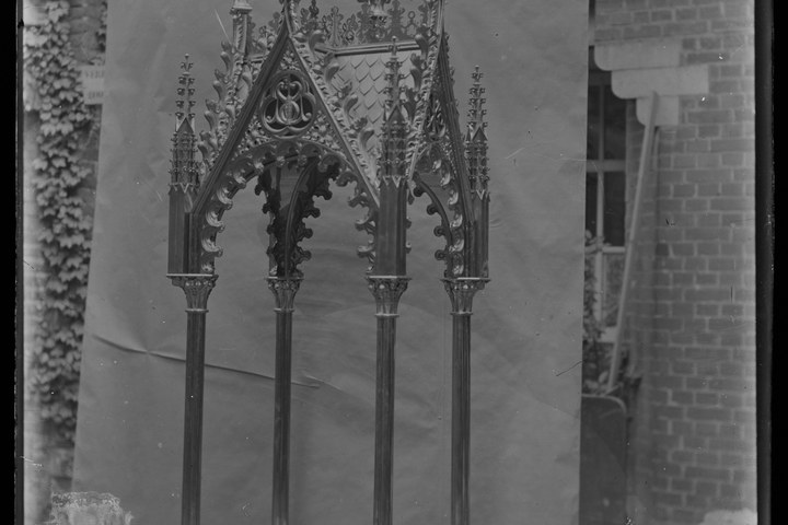 Glasnegatief van foto van producten uit de Cuypers' Kunstwerkplaatsen: "Foto van een neogotische baldakijn".