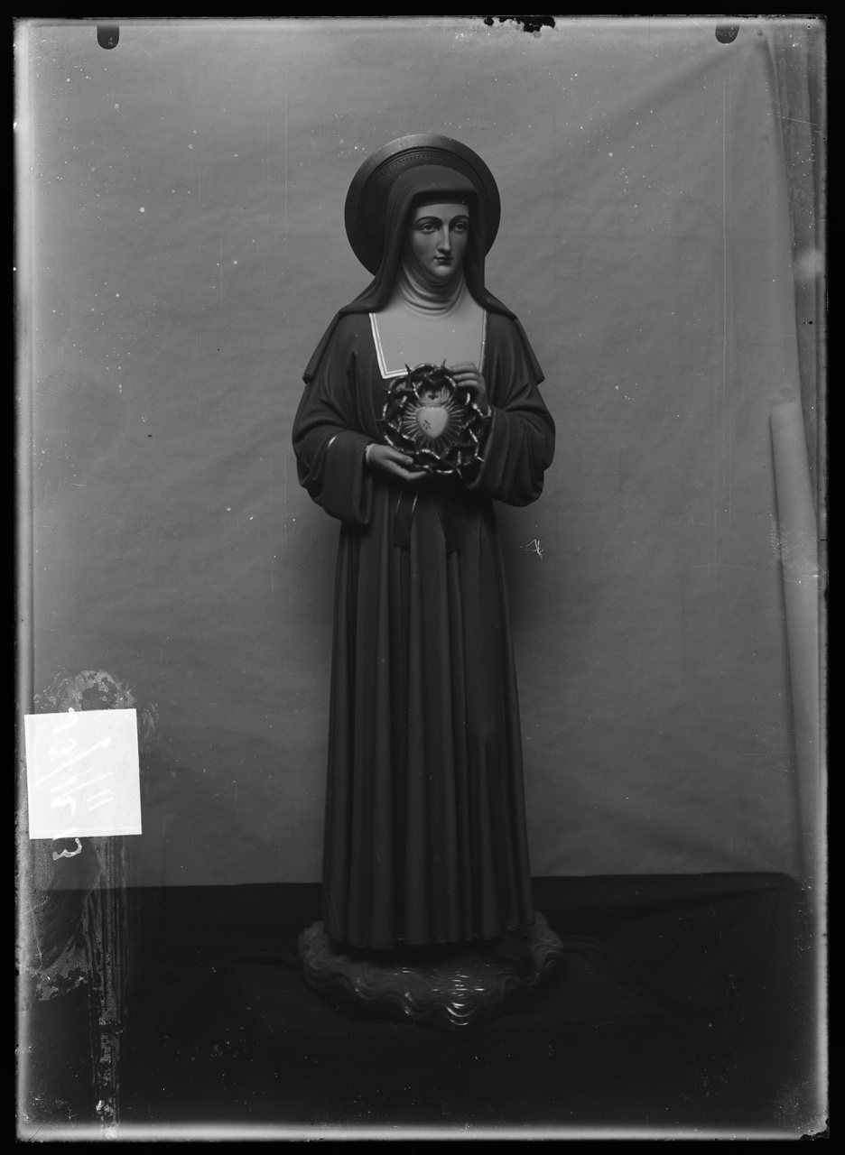 Glasnegatief van foto van producten uit de Cuypers' Kunstwerkplaatsen: "Foto van het beeld van een vrouwelijke heilige".