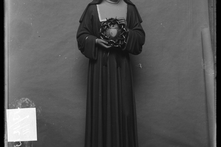 Glasnegatief van foto van producten uit de Cuypers' Kunstwerkplaatsen: "Foto van het beeld van een vrouwelijke heilige".