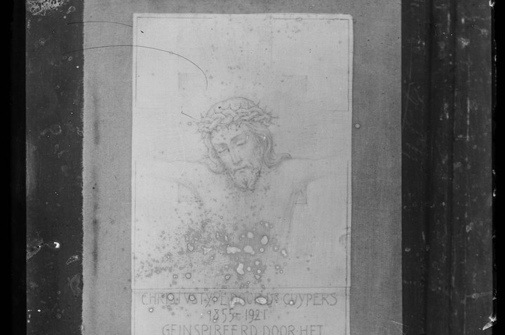 Glasnegatief van foto van producten uit de Cuypers' Kunstwerkplaatsen: "Foto van een tekening van Christus door dr. Cuypers".