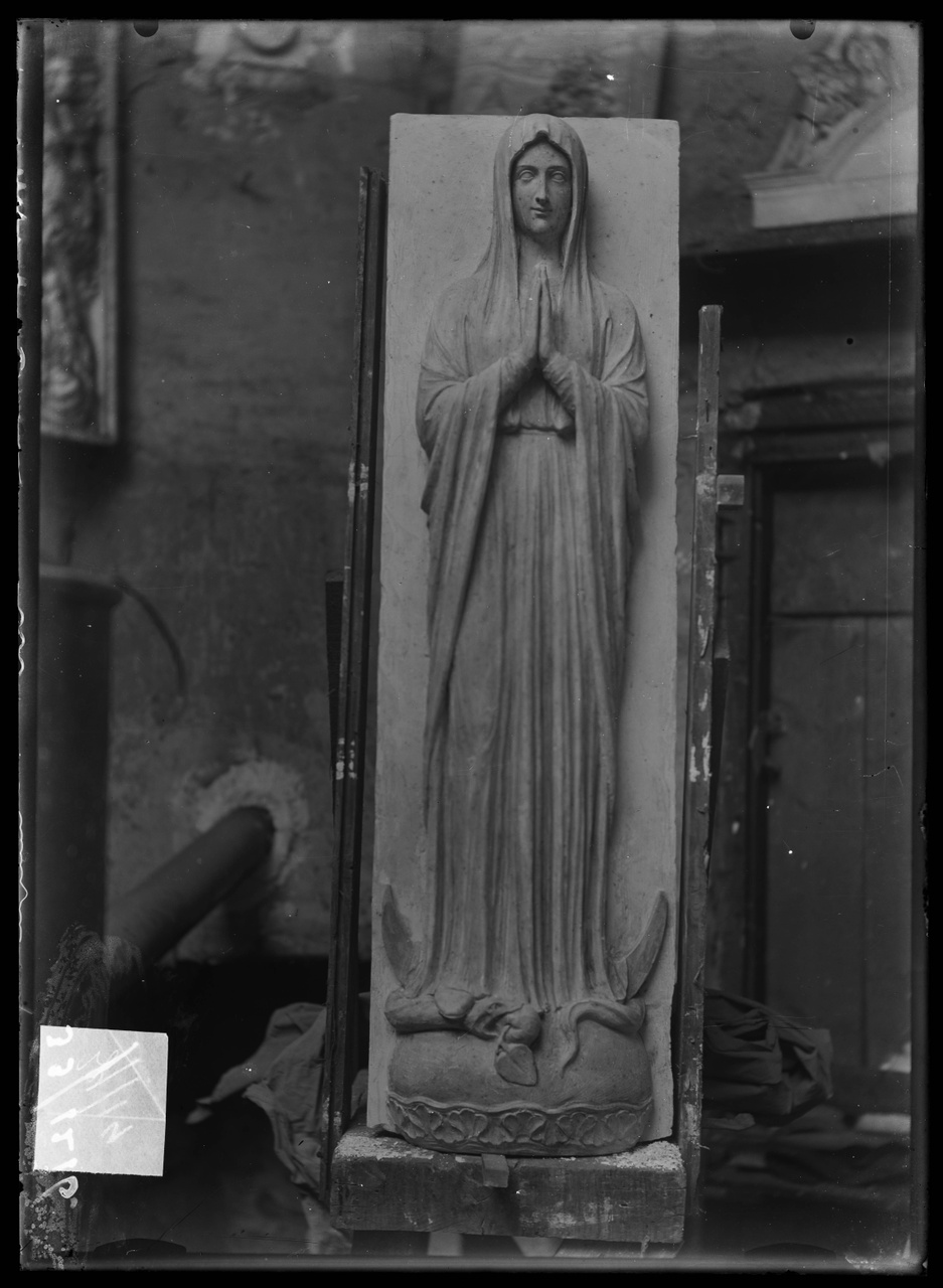 Glasnegatief van foto van producten uit de Cuypers' Kunstwerkplaatsen: "Foto van een Mariabeeld".