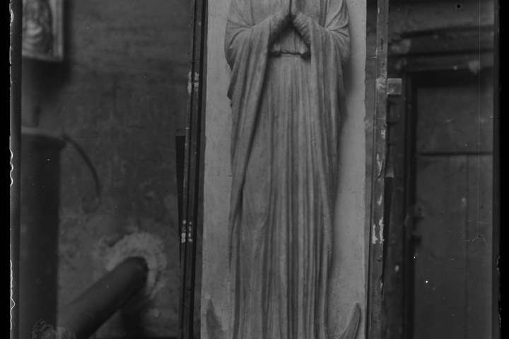 Glasnegatief van foto van producten uit de Cuypers' Kunstwerkplaatsen: "Foto van een Mariabeeld".
