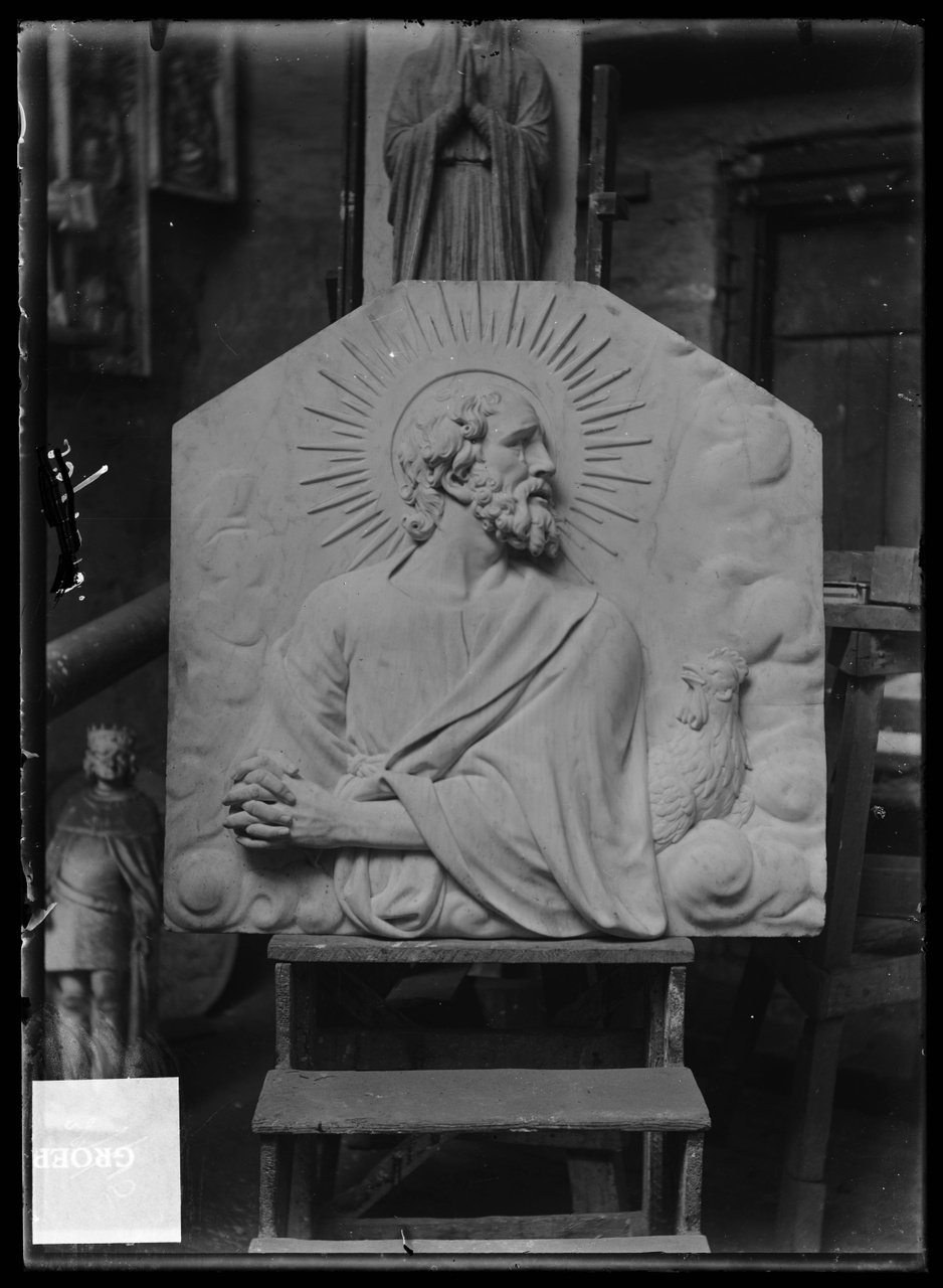 Glasnegatief van foto van producten uit de Cuypers' Kunstwerkplaatsen: "Foto van een gipsreliëf waarop het bovenlichaam van een mannelijke Heilige met stralenkrans".