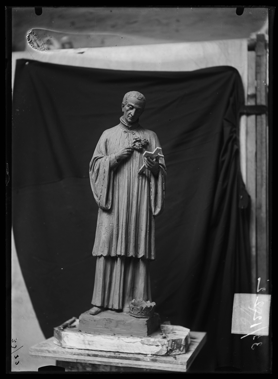 Glasnegatief van foto van producten uit de Cuypers' Kunstwerkplaatsen: "Foto van een beeld van de H. Aloysius van Gonzaga".
