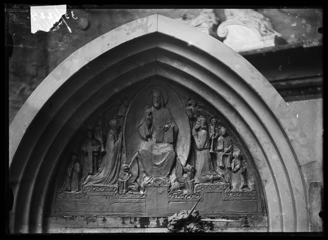 Glasnegatief van foto van producten uit de Cuypers' Kunstwerkplaatsen: "Foto van een tympaan met daarin een reliëf van het Laatste Oordeel(?)".