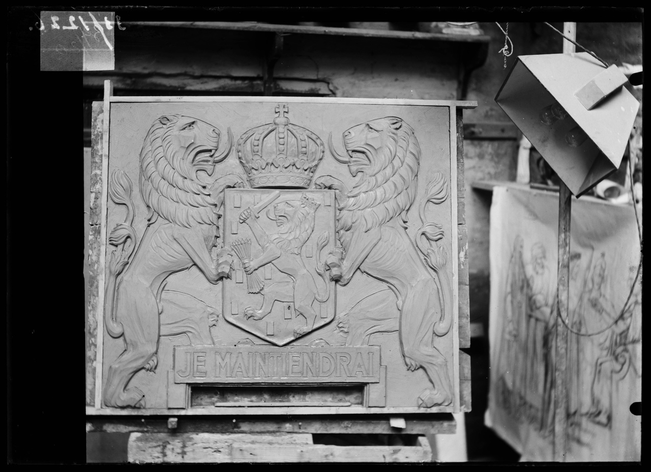 Glasnegatief van foto van producten uit de Cuypers' Kunstwerkplaatsen: "Foto van een plaquette met het Nederlandse wapenschild".