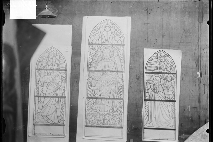 Glasnegatief van foto van producten uit de Cuypers' Kunstwerkplaatsen: "Foto van drie ontwerptekeningen voor glas-in-loodramen voor de kapel van het Groot Seminarie te Hoeven (N.B.)".