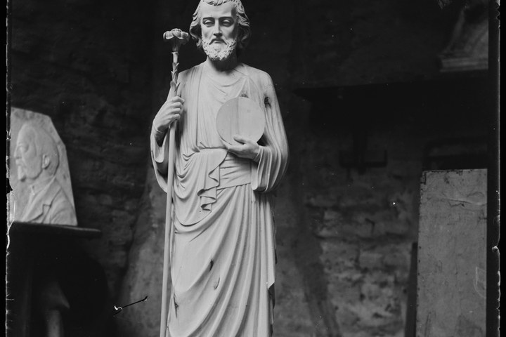 Glasnegatief van foto van producten uit de Cuypers' Kunstwerkplaatsen: "Foto van een beeld van een heilige met staf met bloem in zijn hand".