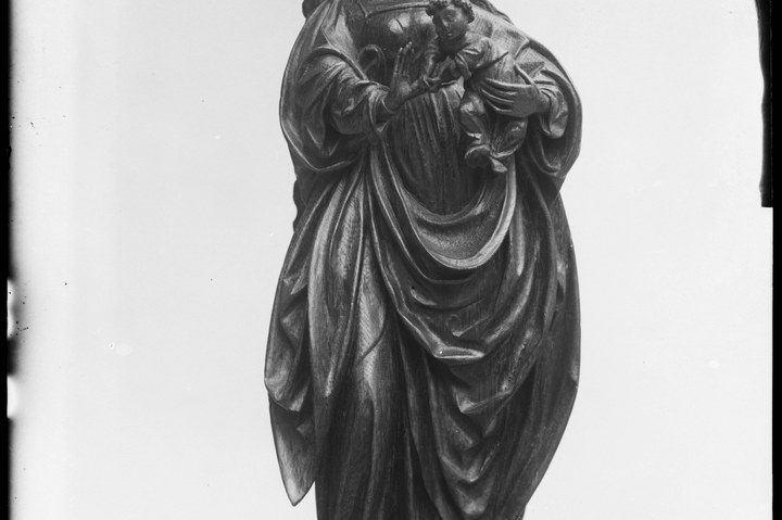 Glasnegatief van foto van producten uit de Cuypers' Kunstwerkplaatsen: "Foto van een Mariabeeld met Kind".