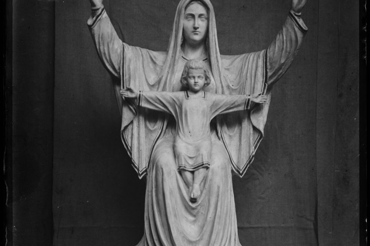 Glasnegatief van foto van producten uit de Cuypers' Kunstwerkplaatsen: "Foto van een beeld van Maria met Kind op schoot".