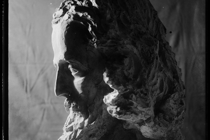 Glasnegatief van foto van producten uit de Cuypers' Kunstwerkplaatsen: "Foto van een beeld van het hoofd van Christus".