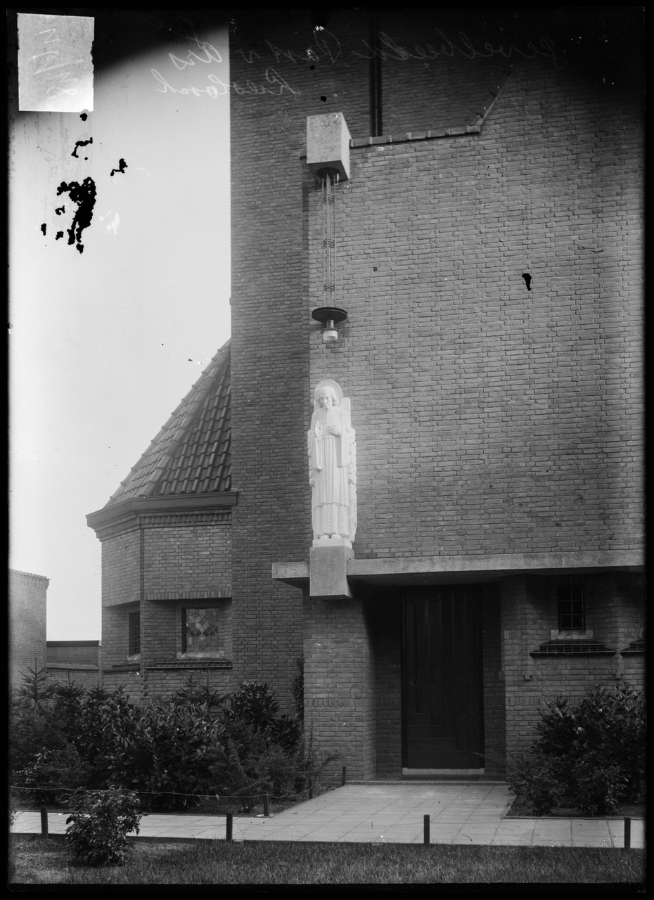 Glasnegatief van foto van producten uit de Cuypers' Kunstwerkplaatsen: "Foto van heiligenbeeld schuin boven de zij-ingang van een kerk te Liesbosch".