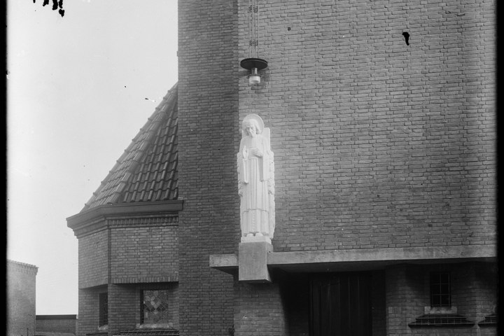 Glasnegatief van foto van producten uit de Cuypers' Kunstwerkplaatsen: "Foto van heiligenbeeld schuin boven de zij-ingang van een kerk te Liesbosch".